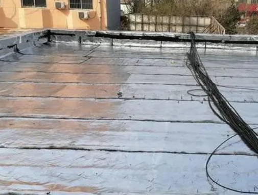 博尔塔拉卫生间漏水维修公司分享下博尔塔拉屋面楼顶防水刚性防水层施工要点。